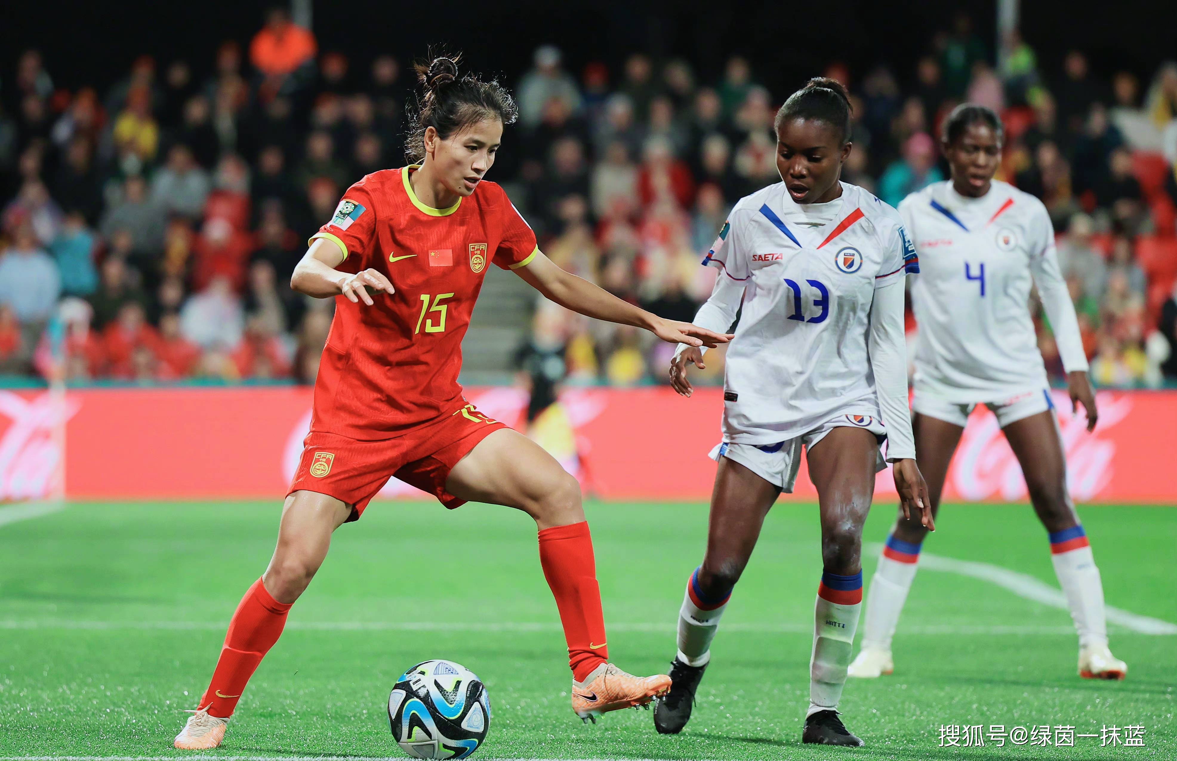 英格兰女足队员勇夺胜利,赢得晋级资格 英格兰女足队员勇夺胜利,赢得晋级资格