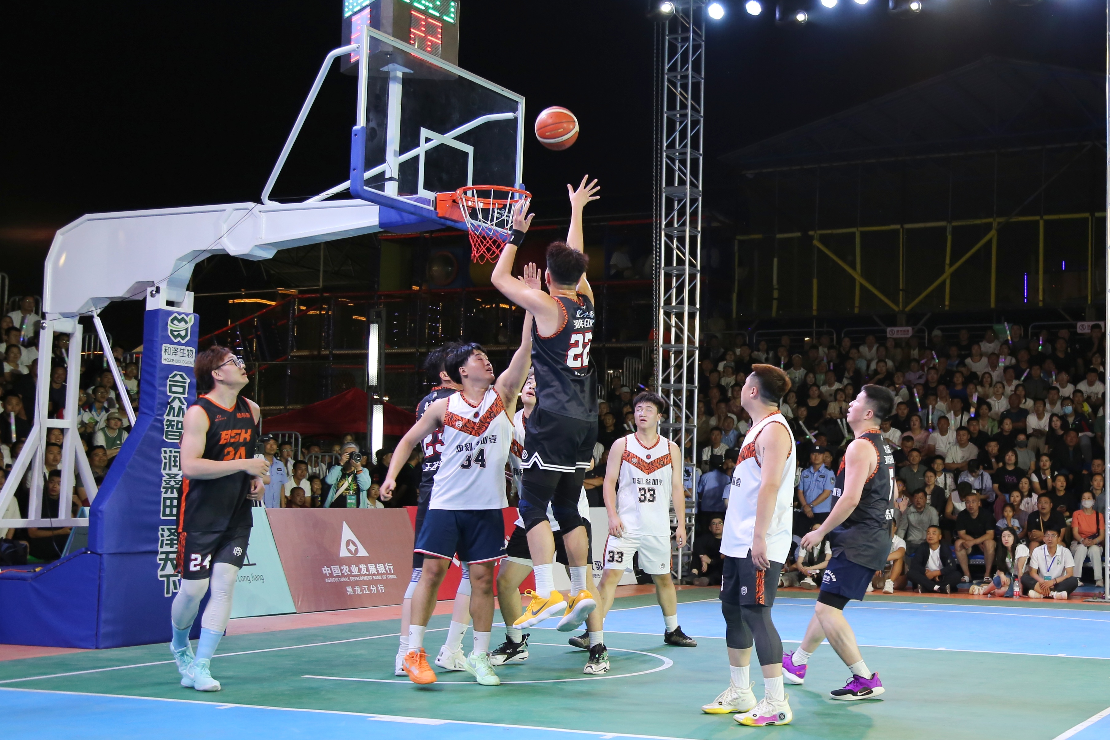 篮球比赛呈现出激烈火爆的态势 篮球比赛呈现出激烈火爆的态势