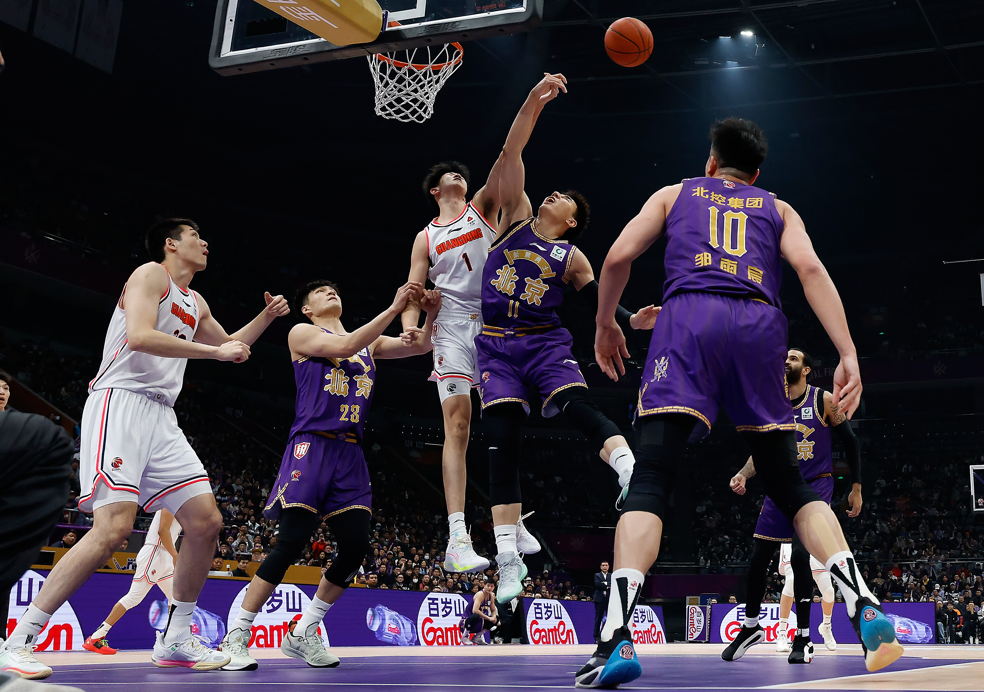 德信体育app下载-CBA比赛中球迷狂欢场面混乱