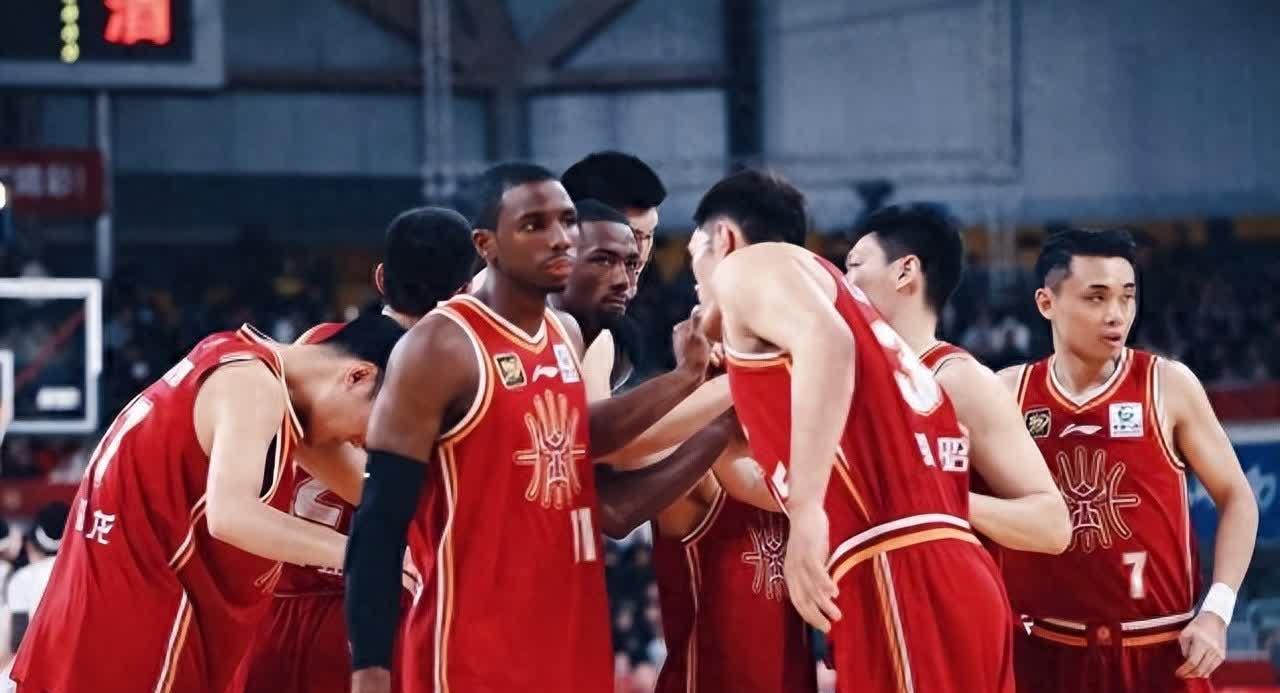 河南男篮竞争压力加大，CBA球队需趁势训练