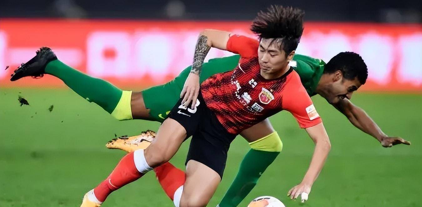 德信app-球员在场上兢兢业业，尽显球场风采