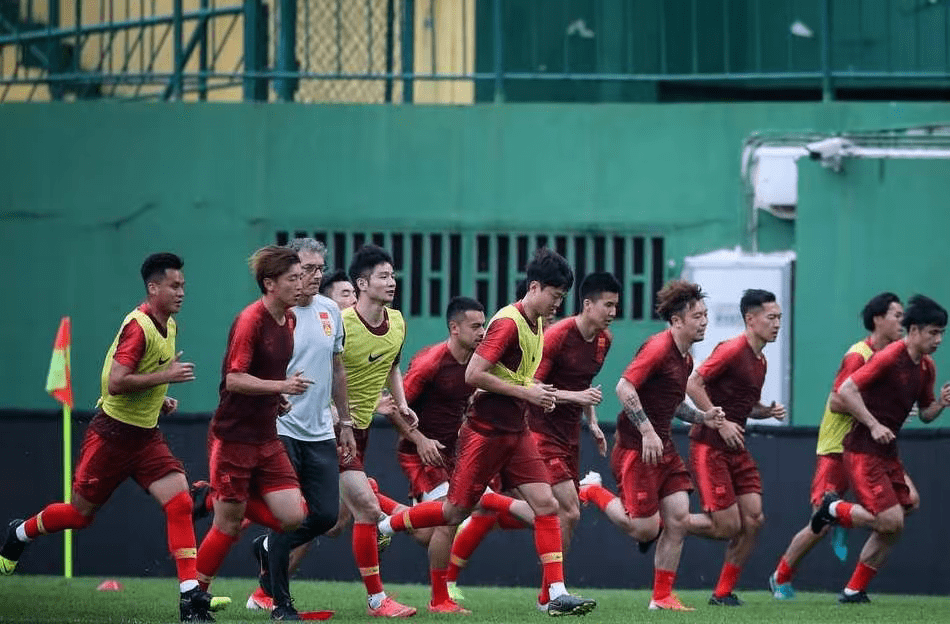 球员在场上兢兢业业，尽显球场风采