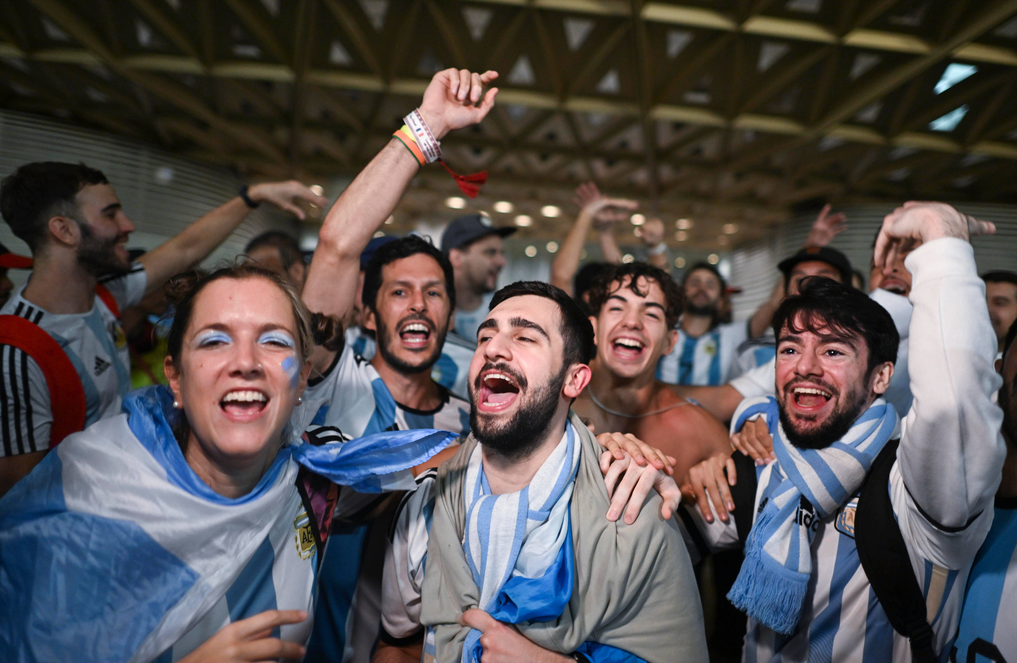 世界杯比赛重燃激情,球迷沸腾欢呼 世界杯比赛重燃激情,球迷沸腾欢呼