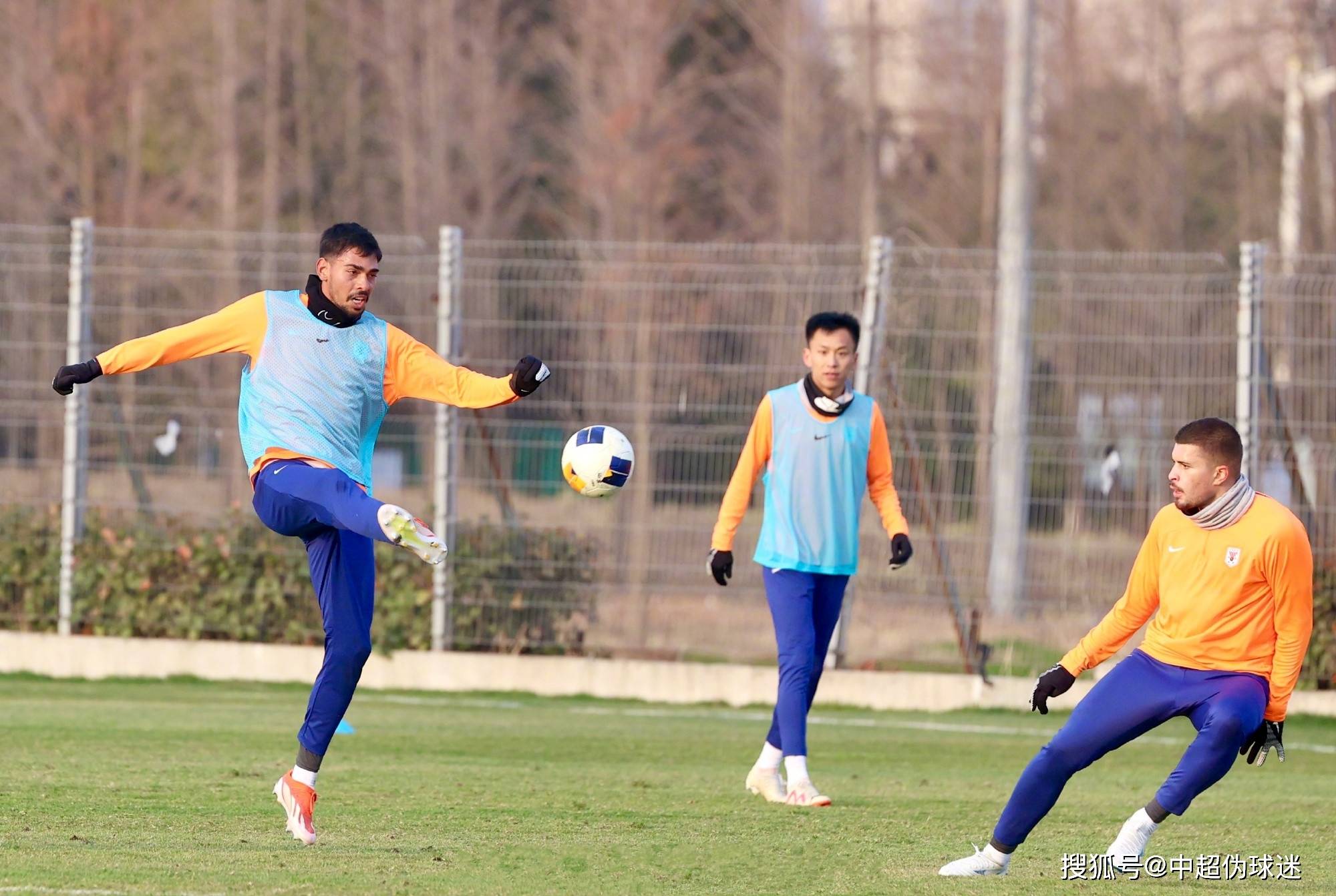 德信体育app下载-青岛中能球队面临换帅,球员备战积极