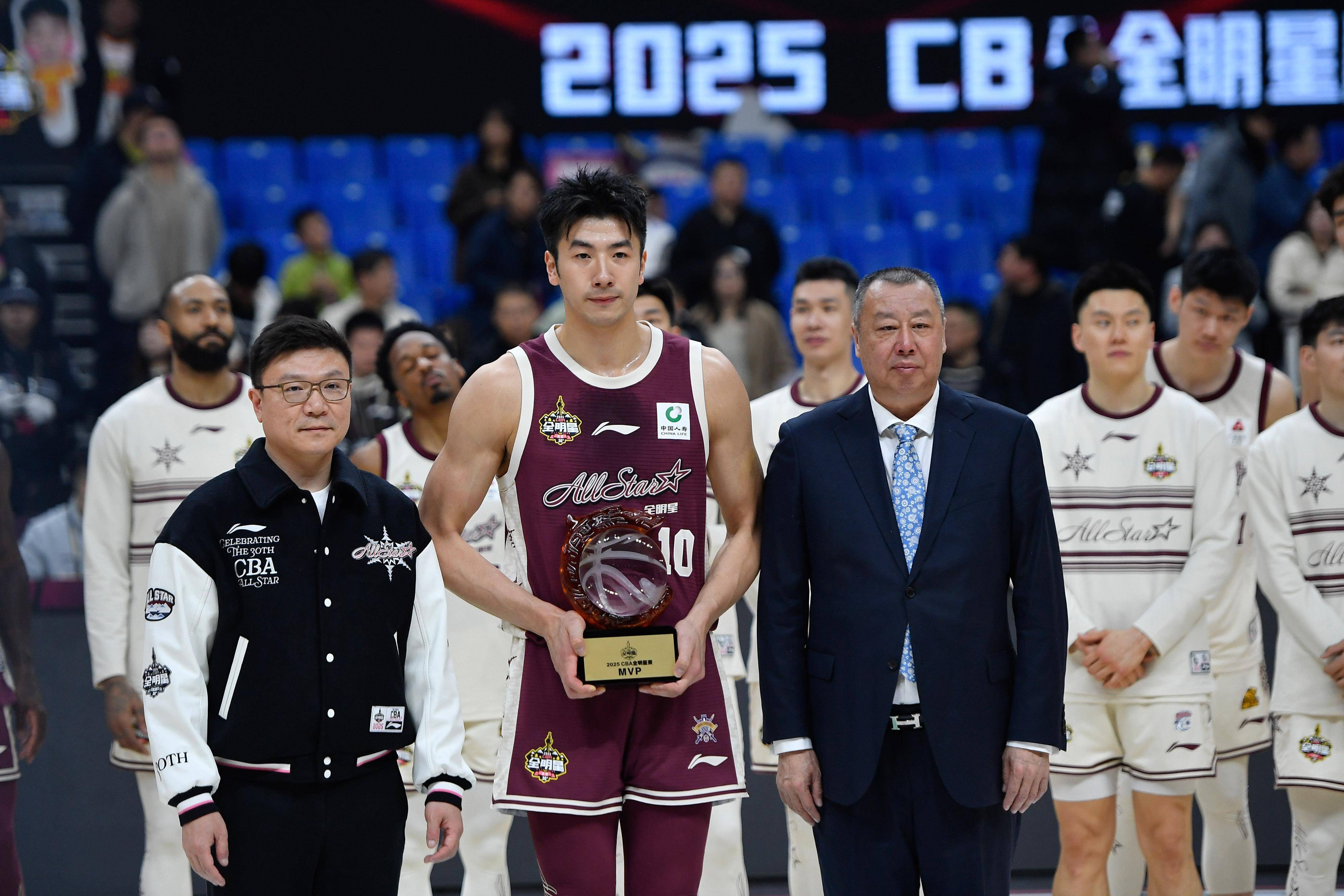 篮网队后卫荣膺新赛季MVP,实力有目共睹 篮网队后卫荣膺新赛季MVP,实力有目共睹