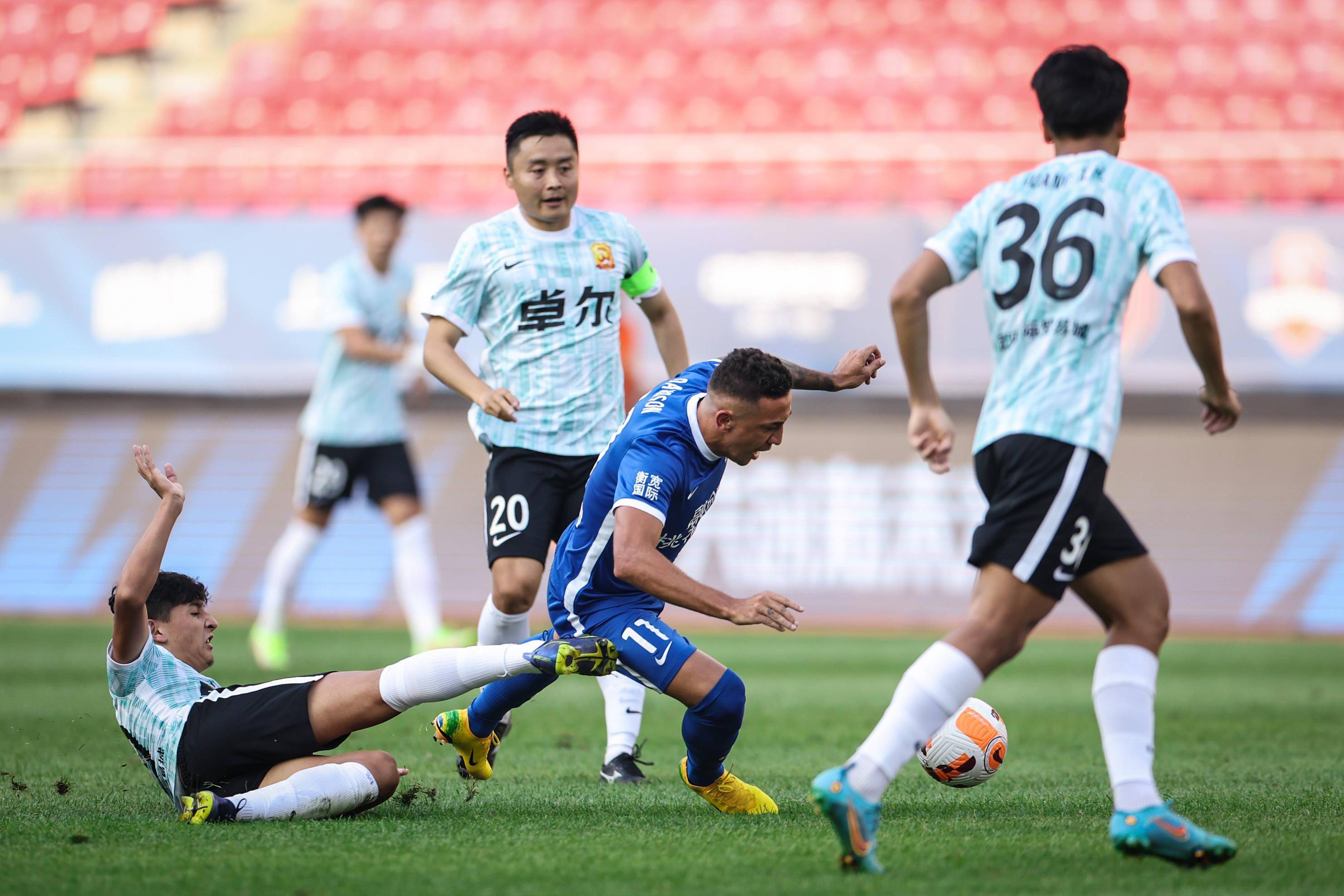 辽宁宏运客场逼平武汉卓尔，两队实力相当