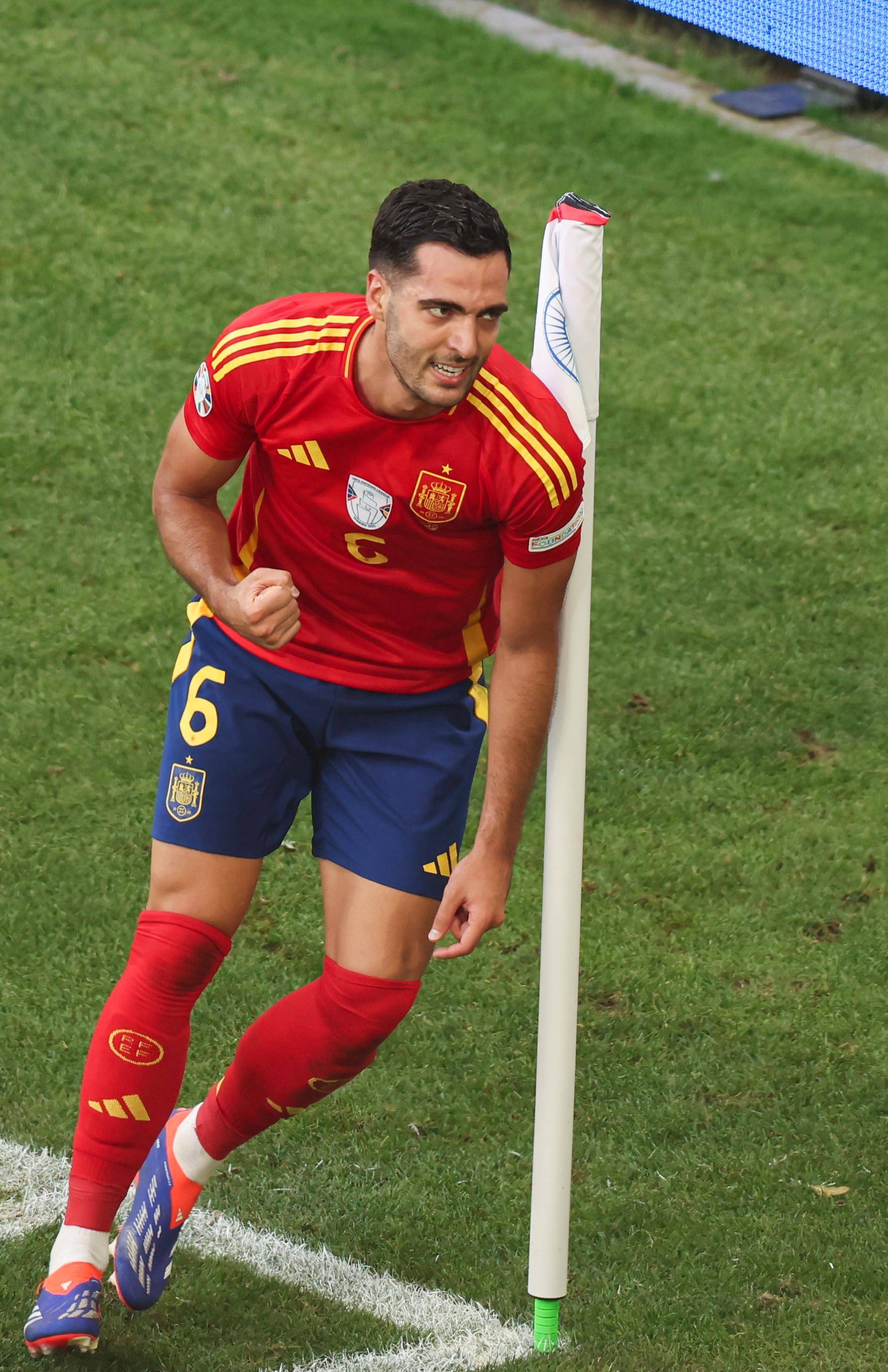 德信体育-男子篮球赛场上,西班牙队伍娴熟配合,胜利在望