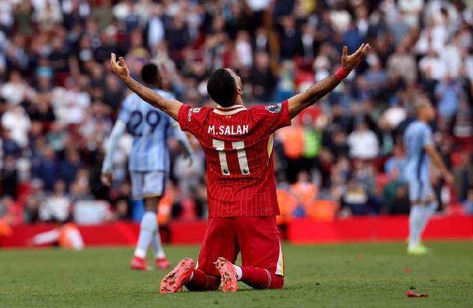 利物浦客场大胜,英格兰足球冠军争霸正酣 利物浦客场大胜,英格兰足球冠军争霸正酣