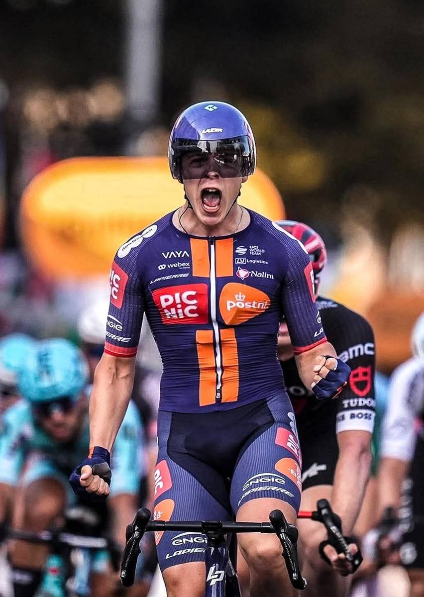 荷兰自行车选手速度惊人,击败对手 荷兰自行车选手速度惊人,击败对手