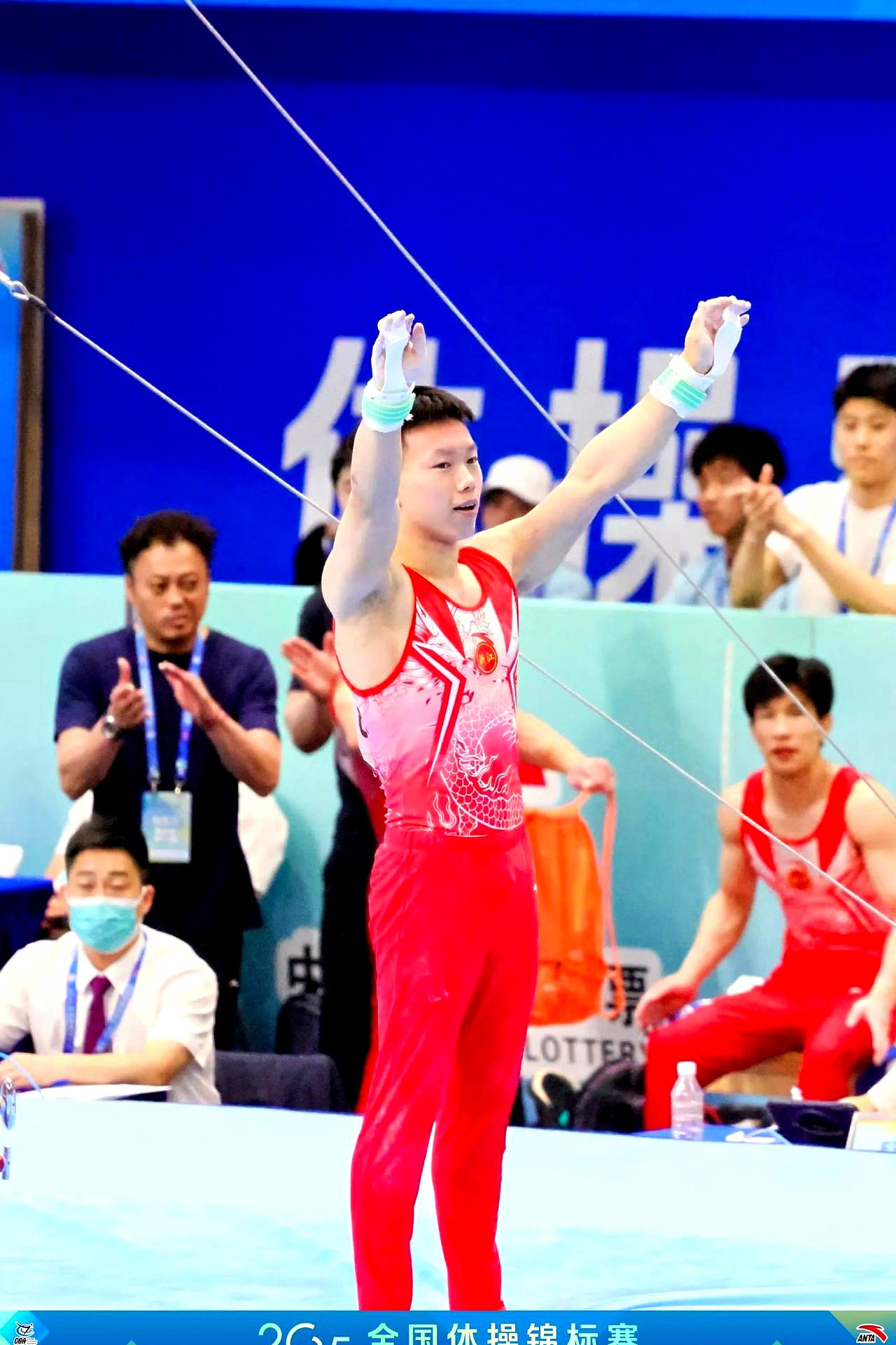 斯洛文尼亚代表团在体操比赛中取得佳绩,欢庆胜利 斯洛文尼亚代表团在体操比赛中取得佳绩,欢庆胜利