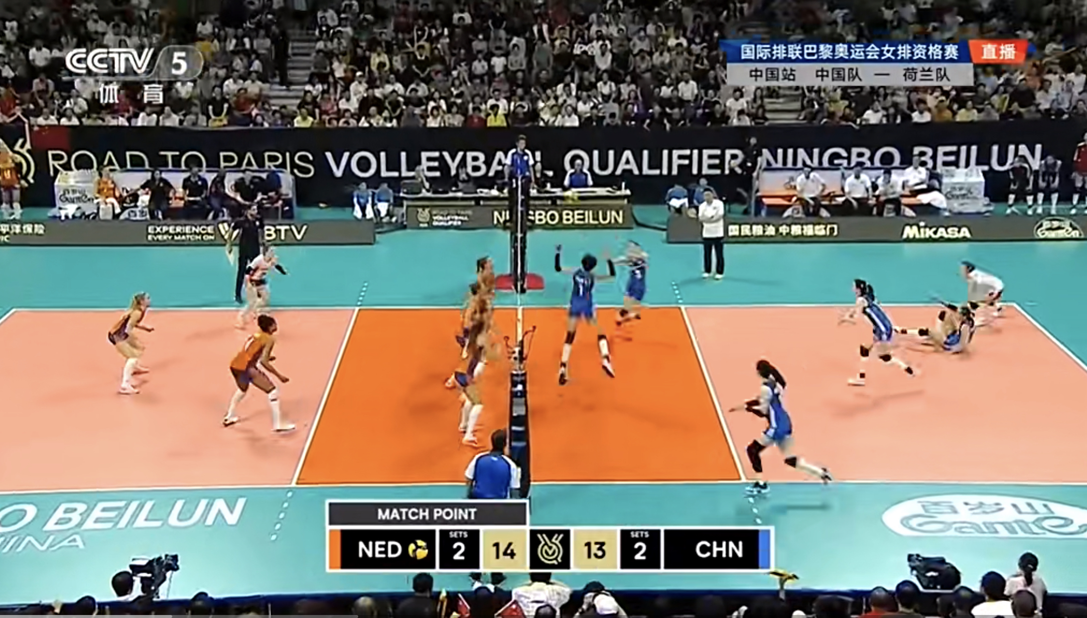 国际排球赛场上,荷兰队惊险取胜 国际排球赛场上,荷兰队惊险取胜