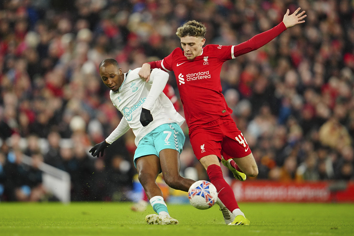 热血对决:各队士气高昂互不相让 热血对决:各队士气高昂互不相让