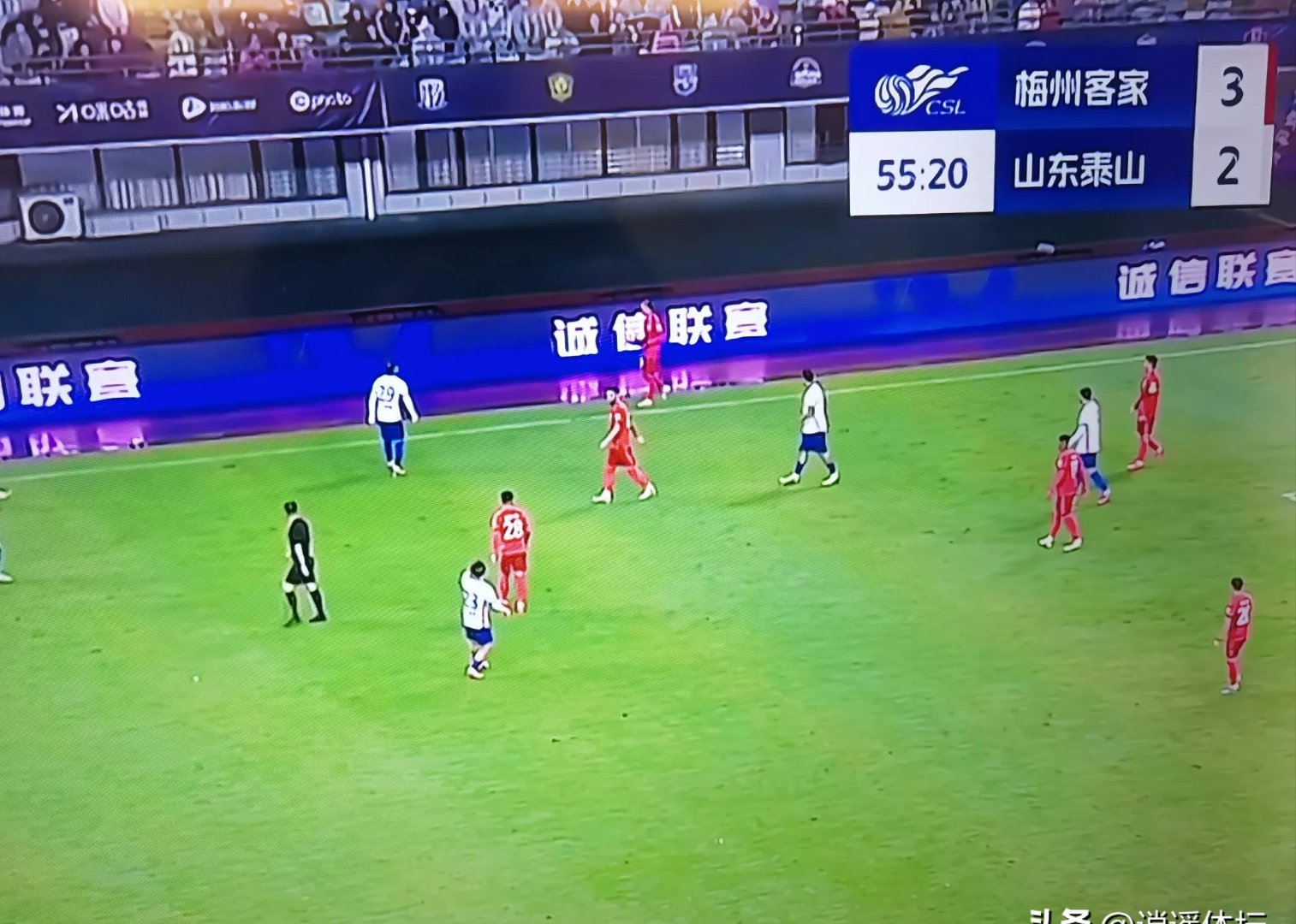 德信官网下载-中超传奇球员重新站赛场,引发球迷狂热狂欢