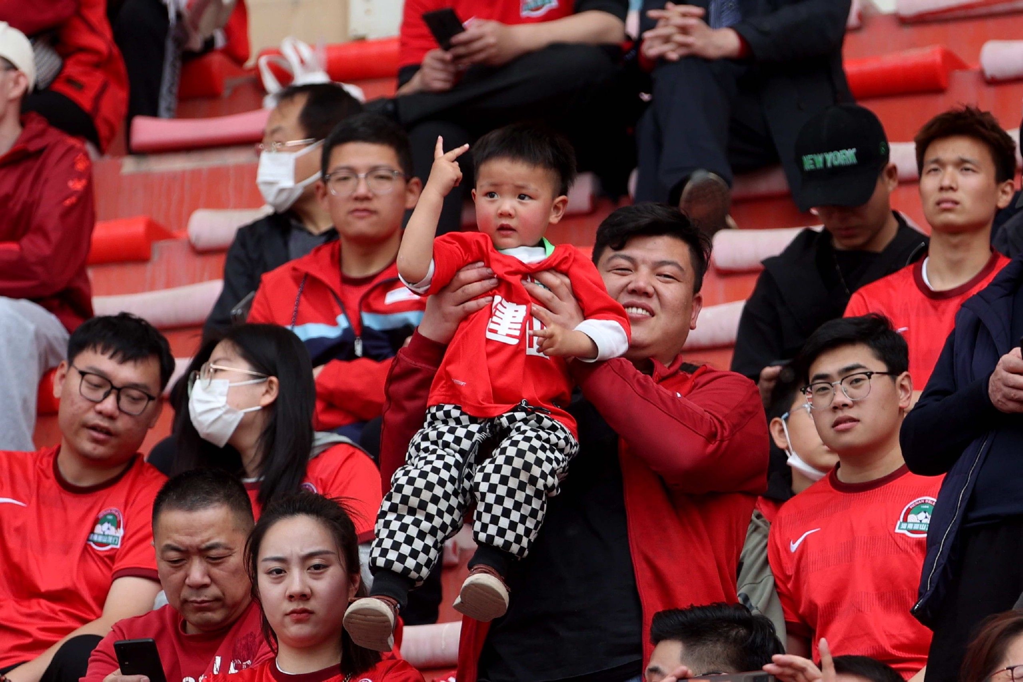 德信体育-比赛现场球迷热情高涨,气氛热烈