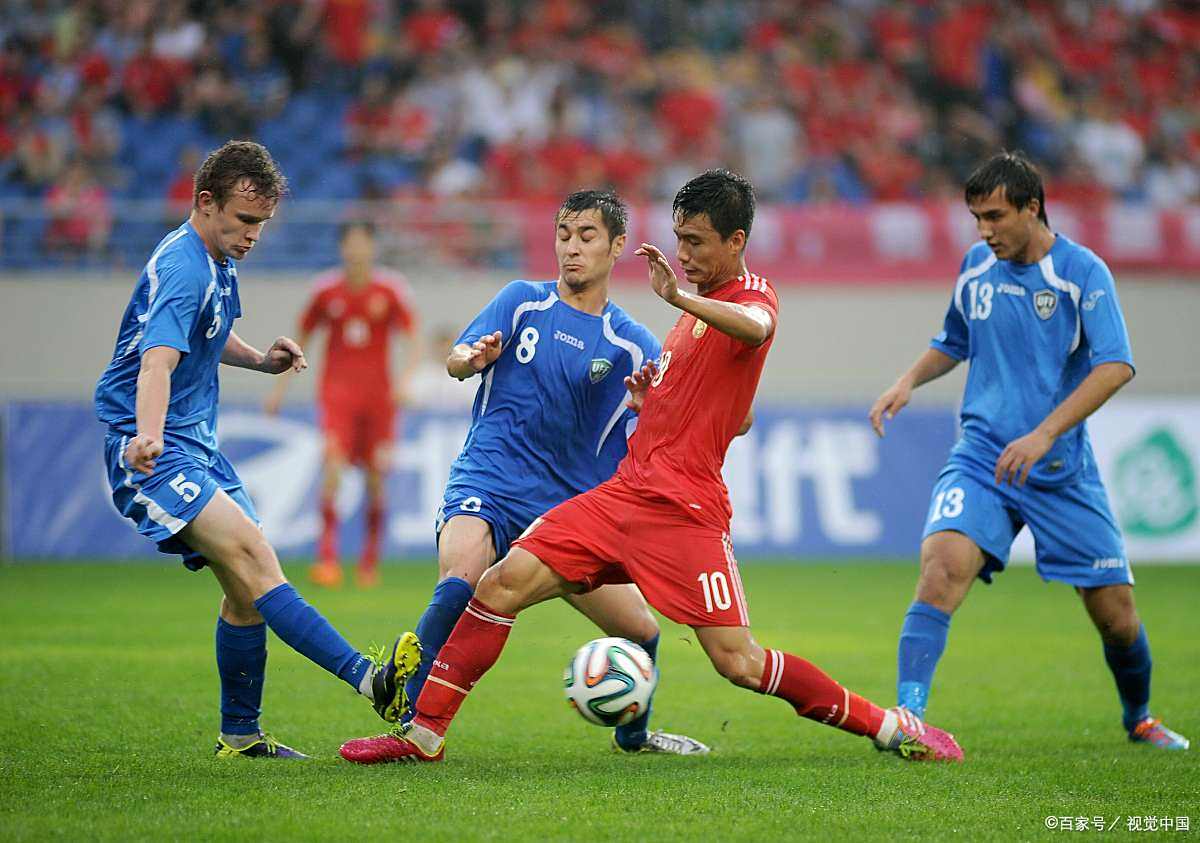 德信体育app下载-著名足球比赛现场发生球员犯规争议,裁判员调解