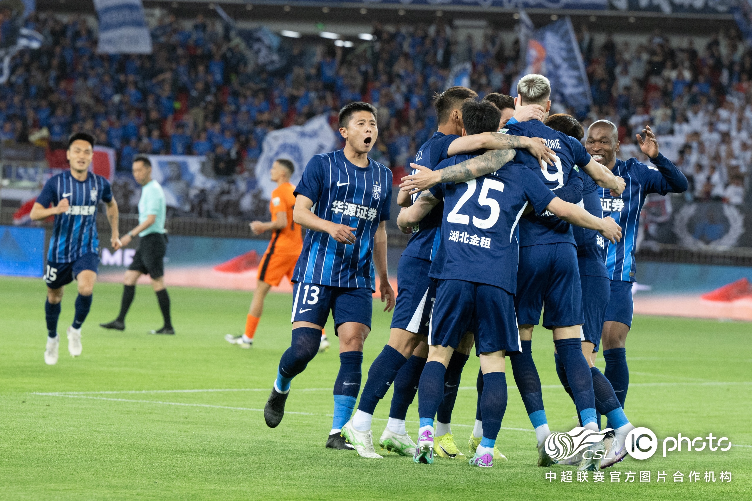 德信官网下载-区域足球锦标赛决赛呈现紧张激烈局面