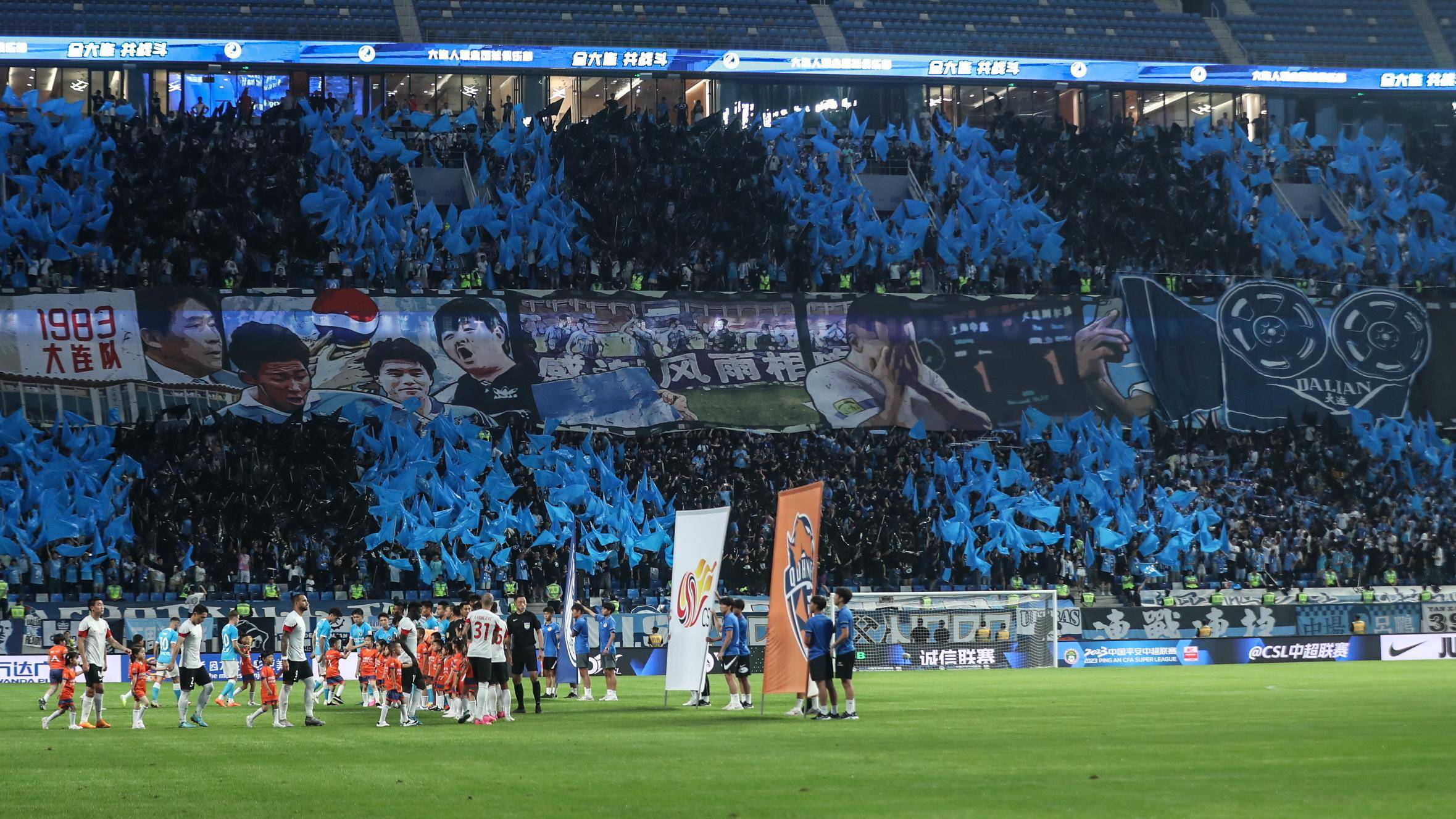 德信官网下载-精彩比赛中,主队战胜对手,球迷欢呼雀跃