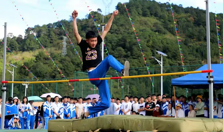 德信体育app下载-追逐胜利的蓝黑军团，战场上展现激情风采！